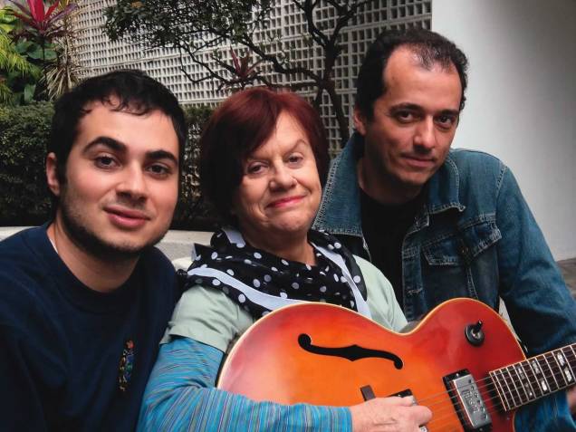 A cantora entre os violonistas Rafael Amaral e Marcus Teixeira A cantora entre os violonistas Rafael Amaral e Marcus Teixeira