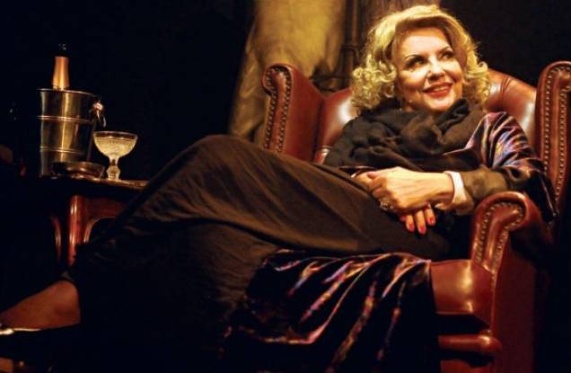 Biografia em tom musical: Sylvia Bandeira protagoniza Marlene Dietrich — As Pernas do Século Biografia em tom musical: Sylvia Bandeira protagoniza Marlene Dietrich — As Pernas do Século