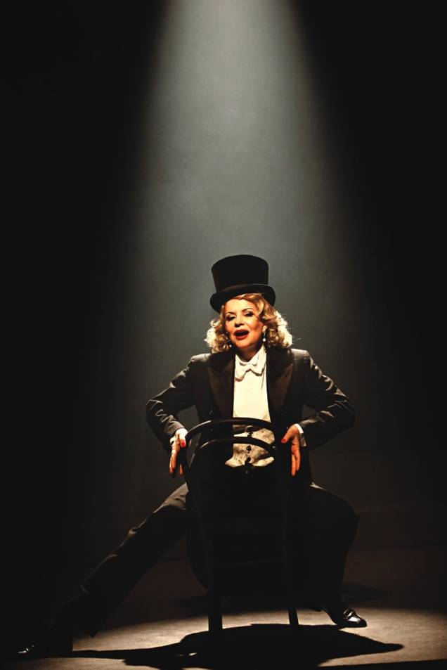 Sylvia Bandeira em Marlene Dietrich — As Pernas do Século: a montagem repassa a vida da atriz e cantora alemã