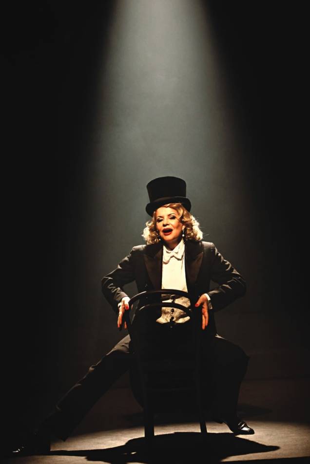 Sylvia Bandeira em Marlene Dietrich — As Pernas do Século: a montagem repassa a vida da atriz e cantora alemã Sylvia Bandeira em Marlene Dietrich — As Pernas do Século: a montagem repassa a vida da atriz e cantora alemã