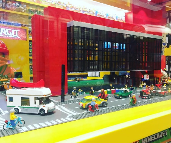 Réplica do museu feita de Lego: mais de 10 000 peças e a 300 metros do museu de verdade (Foto: Reprodução)