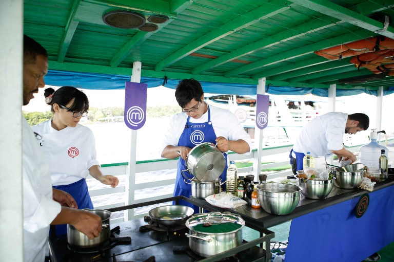 Esquipe azul comandada por Lucas: cozinha no barco pelo Rio Negro