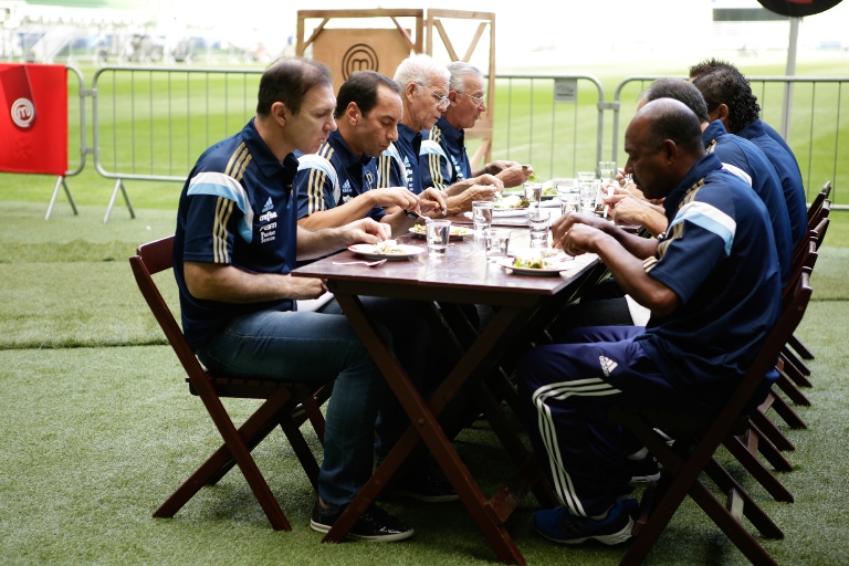 Prova no Allianz Parque, com veteranos do Palmeiras: Veloso, Edmundo e Ademir da Guia, entre outros