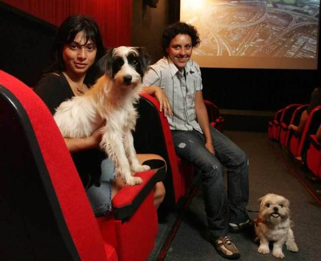 Paula Scaff (à esq.) e Michaela Prinz na Matilha Cultural: no cinema com os cães Paula Scaff (à esq.) e Michaela Prinz na Matilha Cultural: no cinema com os cães
