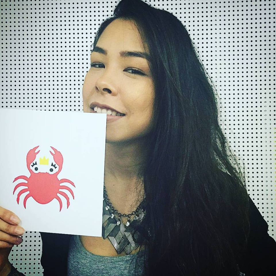 Mayumi Sato, diretora do Sexlog.com, com um dos cartazes do projeto "Sexo na Real"