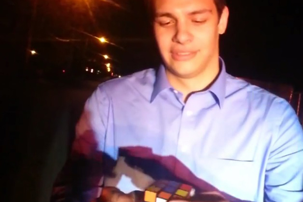Jovem mágico escapa de multa ao apresentar truque incrível com Cubo Mágico para policiais