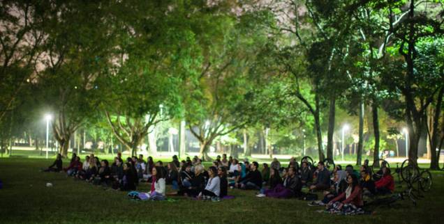 Meditação da Lua Cheia ocorre gratuitamente em parques da cidade