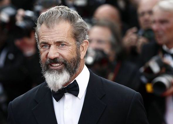 Num look Papai Noel, Gibson apareceu no Festival de Cannes de 2014