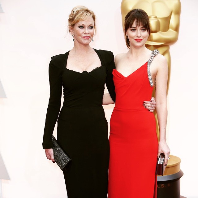 Melanie e Dakota, mãe e filha, na festa do Oscar