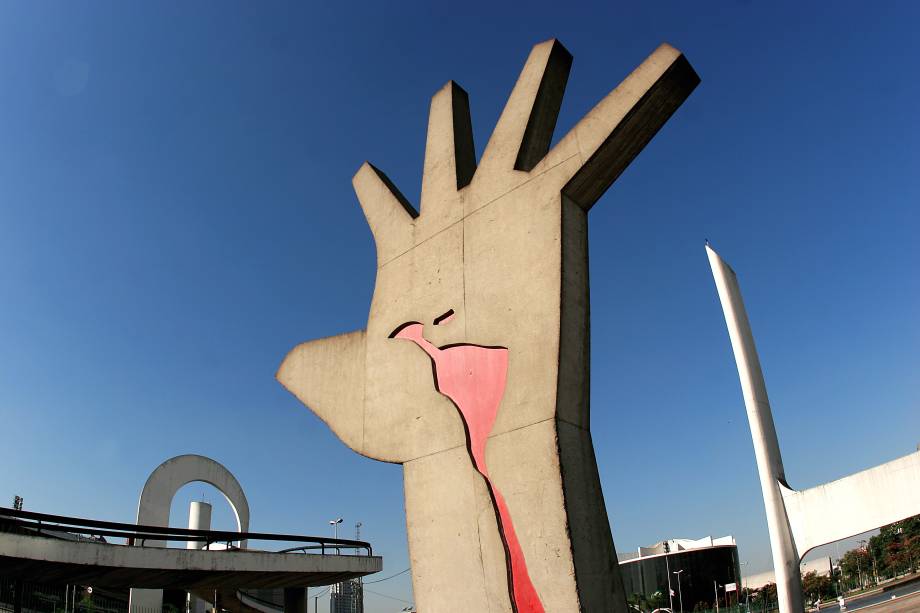 A escultura Mão, de Oscar Niemeyer: na palma, mapa do subcontinente americano em vermelho