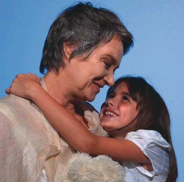 Vovó Vivi (Selma Egrei) e sua neta (Pietra Pan) na peça Menina Nina: a adaptação do livro de Ziraldo
