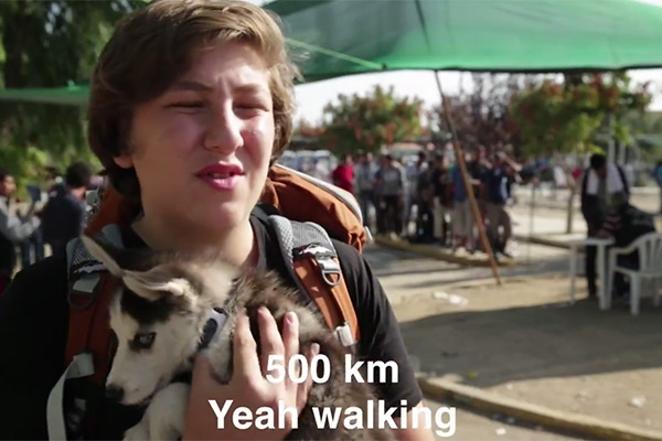 Jovem sírio caminha 500 quilômetros com cachorrinho e vira fenômeno na web