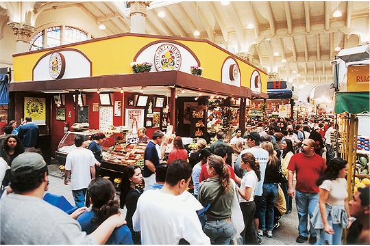 Mercado Municipal: sanduíche de mortadela e pastel de bacalhau