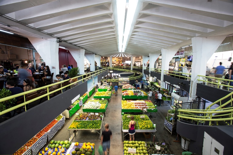 Vista do mercado:  frutas, legumes, farinhas e carnes convivem com as novidade