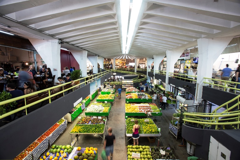 Vista do mercado: frutas, legumes, farinhas e carnes convivem com as novidade