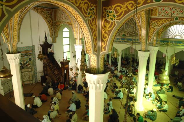 Mesquita Brasil: arquitetura com minaretes e arabescos coloridos no interior