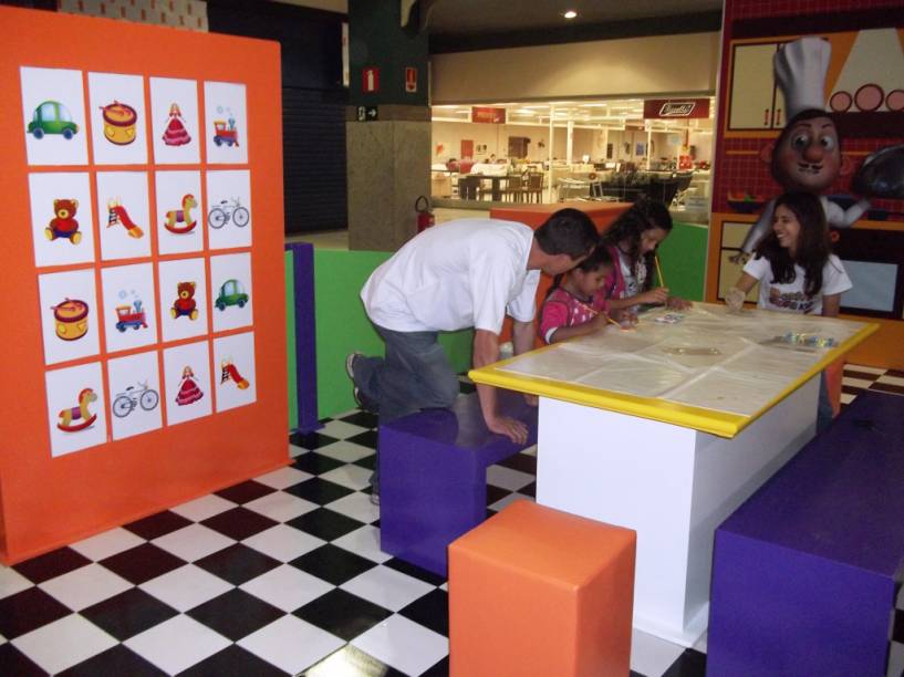 Mão na massa: crianças aprendem a fazer e decorar biscoitos na atração do Shopping Fiesta