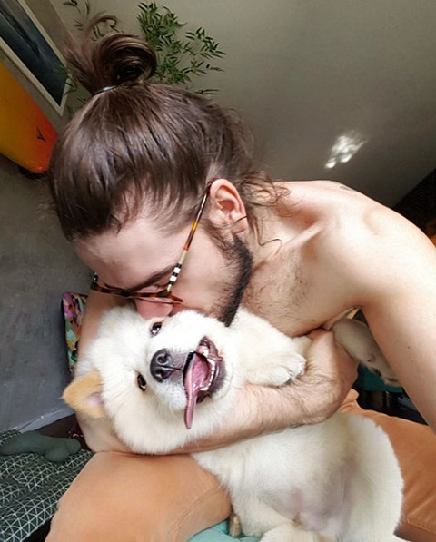 O ator e seu cãozinho (Foto: Reprodução/Instagram @meucaetano)