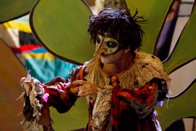 Brincante: misto de apresentações e cenas ficcionais de Antonio Nóbrega perambulando com seu circo mambembe