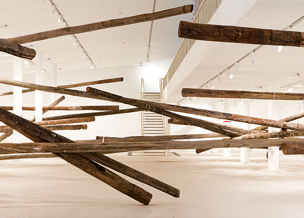 Sala de Espera, de Carlito Carvalhosa: uma invasão de postes de madeira