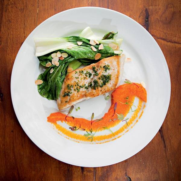 Robalo com creme de cenoura e acelga chinesa bok choy Robalo com creme de cenoura e acelga chinesa bok choy