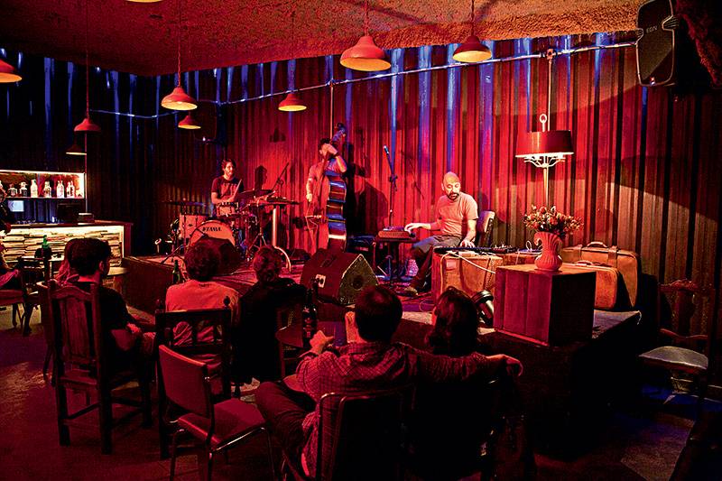 O salão com palco: apresentações de bandas alternativas