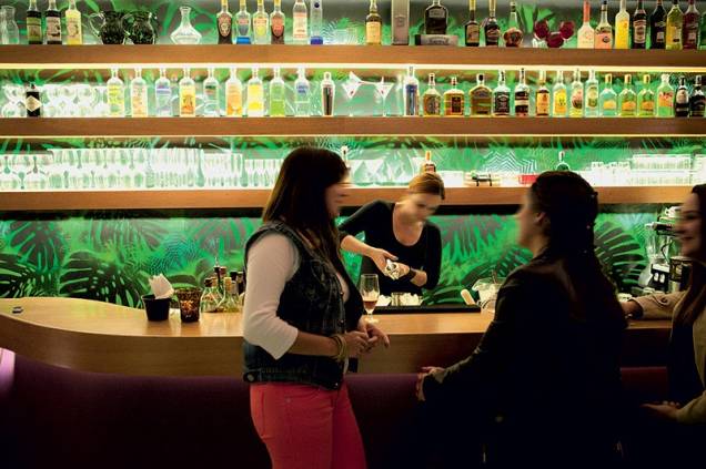 O vistoso bar: grupos de amigos e casais podem provar cervejas e drinques O vistoso bar: grupos de amigos e casais podem provar cervejas e drinques