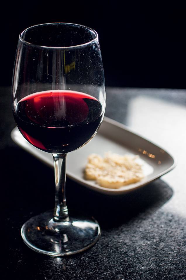 Etapa de um dos circuitos de degustação de quatro taças com crocante de parmesão Etapa de um dos circuitos de degustação de quatro taças com crocante de parmesão