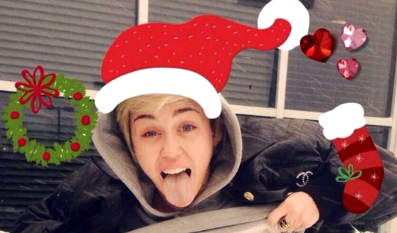 Miley Cyrus posta foto mostrando seios em sua conta no Twitter