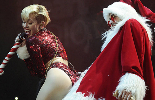Miley Cyrus faz show sensual com Papai Noel em especial de Natal