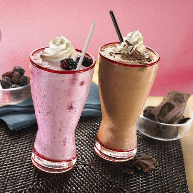 Milkshake de frutas vermelhas e chocolate