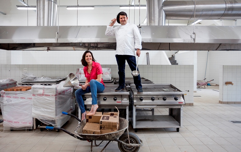 Reforma na cozinha: Mirna com Valero durante as obras (Fotos: divulgação)