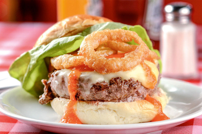 P.J. Clarke's: Minas burger composto por geleia de pimenta-biquinho e anéis de cebola empanados (Foto: Wellington Nemeth)