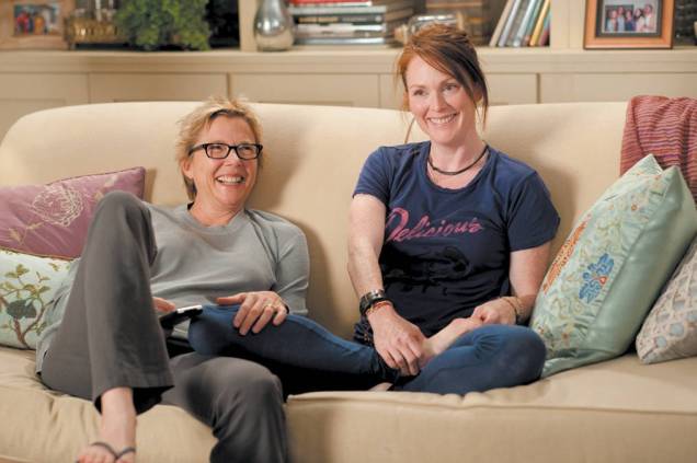 Minhas Mães e Meu Pai: o drama americano traz desempenhos elogiados de Annette Bening e Julianne Moore. Elas formam um casal lésbico cujos filhos (papéis de Mia Wasikowska e Josh Hutcherson) buscam informações sobre o pai biológico Minhas Mães e Meu Pai: o drama americano traz desempenhos elogiados de Annette Bening e Julianne Moore. Elas formam um casal lésbico cujos filhos (papéis de Mia Wasikowska e Josh Hutcherson) buscam informações sobre o pai biológico