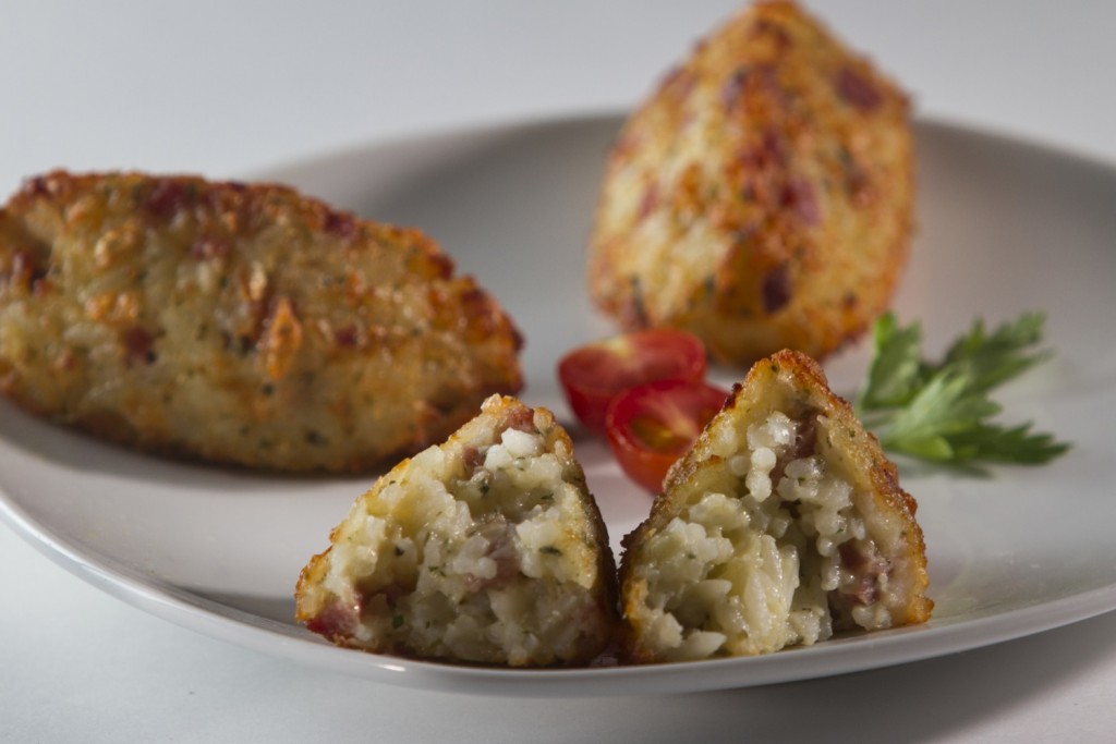 porção de bolinhos de arroz de jamón com presunto cru e queijo pecorino, do Gusta: R$ 15,00