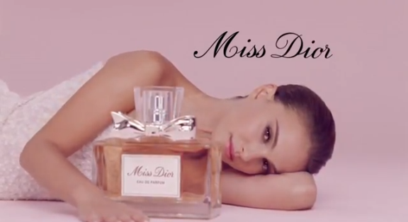 Vídeo do dia: dirigida por Sofia Coppola, Natalie Portman é estrela em comercial de perfume