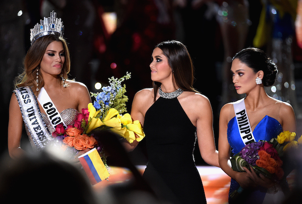 O momento do constrangimento: Miss Colômbia precisa devolver a coroa para a Miss Filipinas, a verdadeira Miss Universo 2015 (Foto: Reprodução)