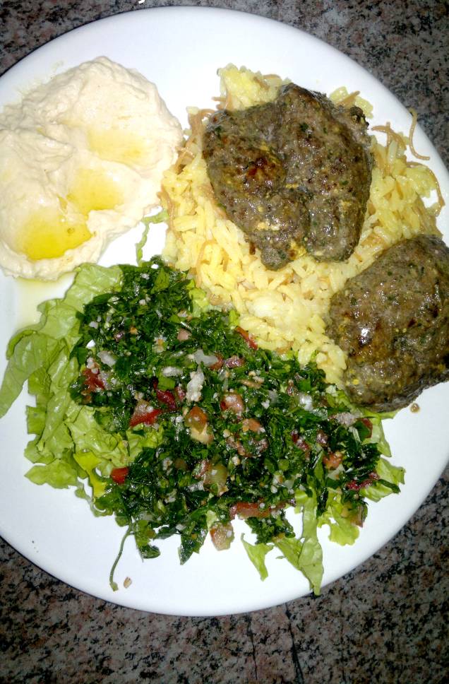 Mix Al Basha leva arroz sírio, tabule, homus, cafta e carne temperada