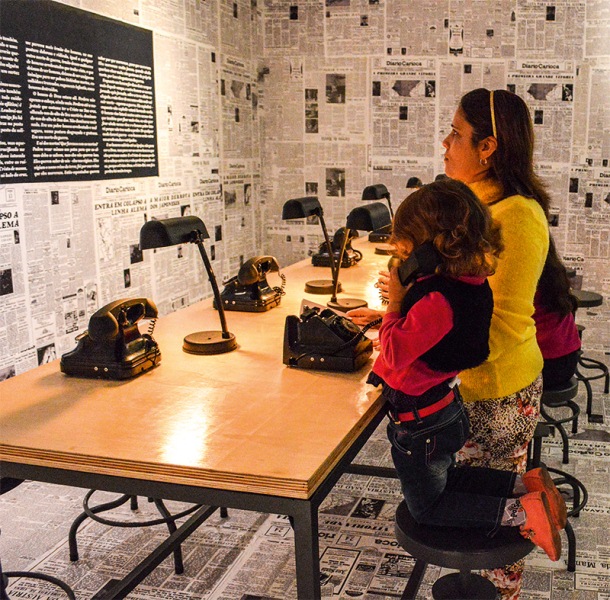 Sala da exposição: coberta de jornais do teto ao chão