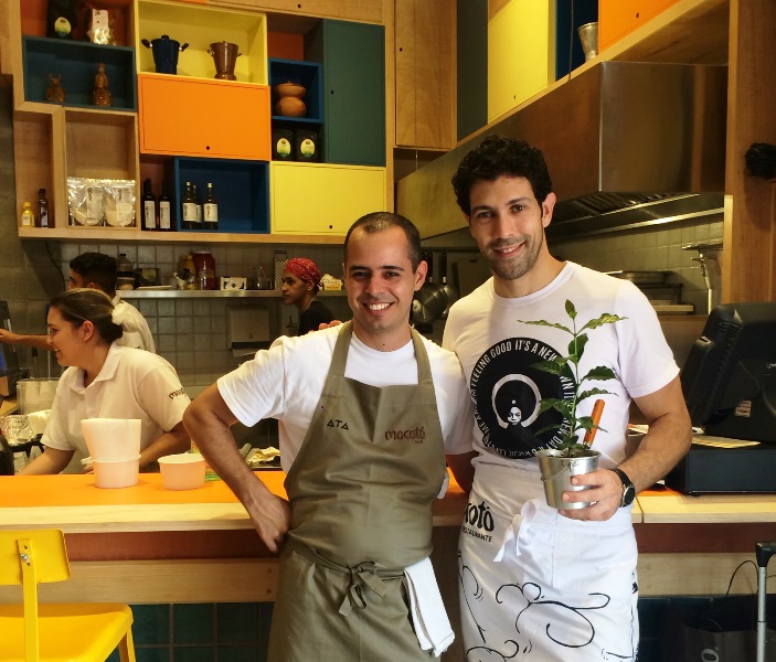 O chef Alex Gomes com Oliveira: é ele quem cuida da cozinha do café (Fotos: Horst Kissmann)