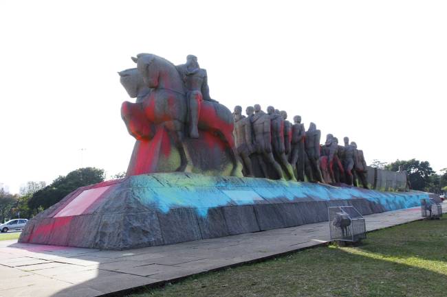 monumento bandeiras pichado