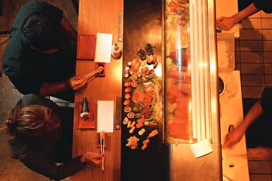 Rodízio japonês: servido no balcão da matriz do japonês Mori, localizada em Perdizes Rodízio japonês: servido no balcão da matriz do japonês Mori, localizada em Perdizes