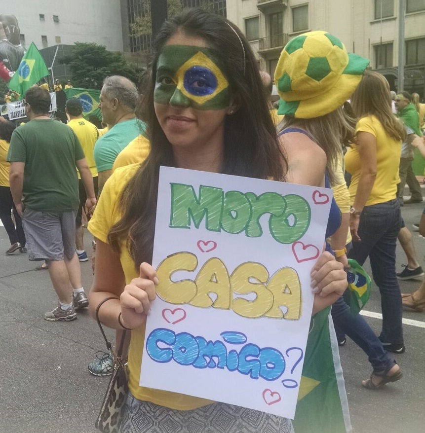 Eva Farah decidiu protestar pedindo o juiz federal Sérgio Moro em casamento e disse: “Sergio Moro é a referência do que um homem deveria ser nesse país” (Foto: Veja São Paulo)