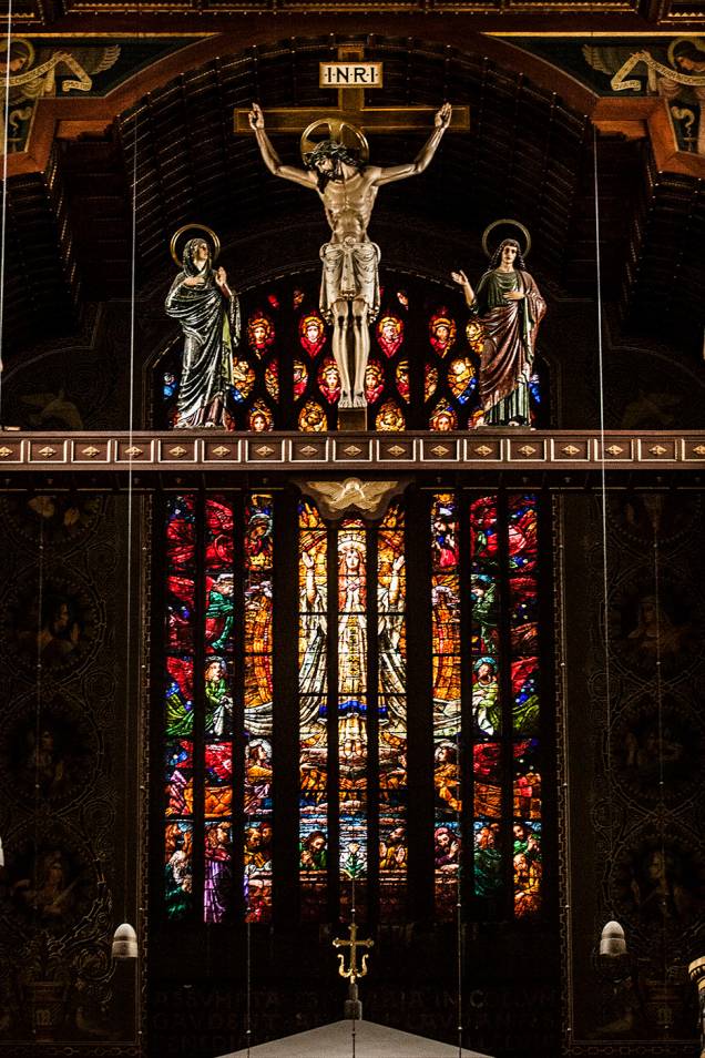 O vitral atrás do altar da igreja do Mosteiro de São Bento, cujo desenho representa a assunção da Virgem Maria aos céus