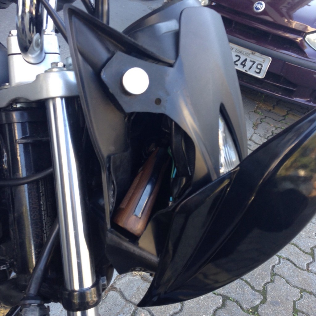 Revólver calibre 38 escondido em moto (Ana Luiza Cardoso)