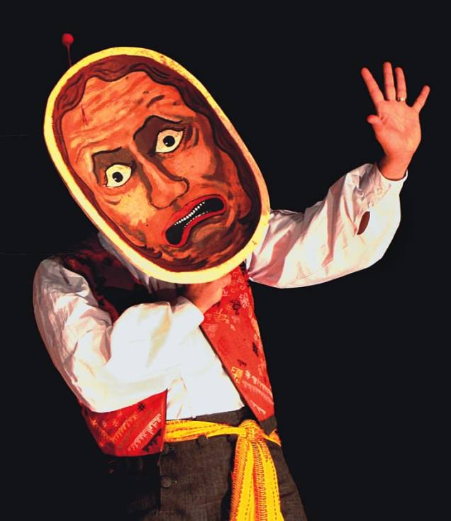 O personagem Moura Torta: Wanderlay Piras usa oito máscaras diferentes no espetáculo