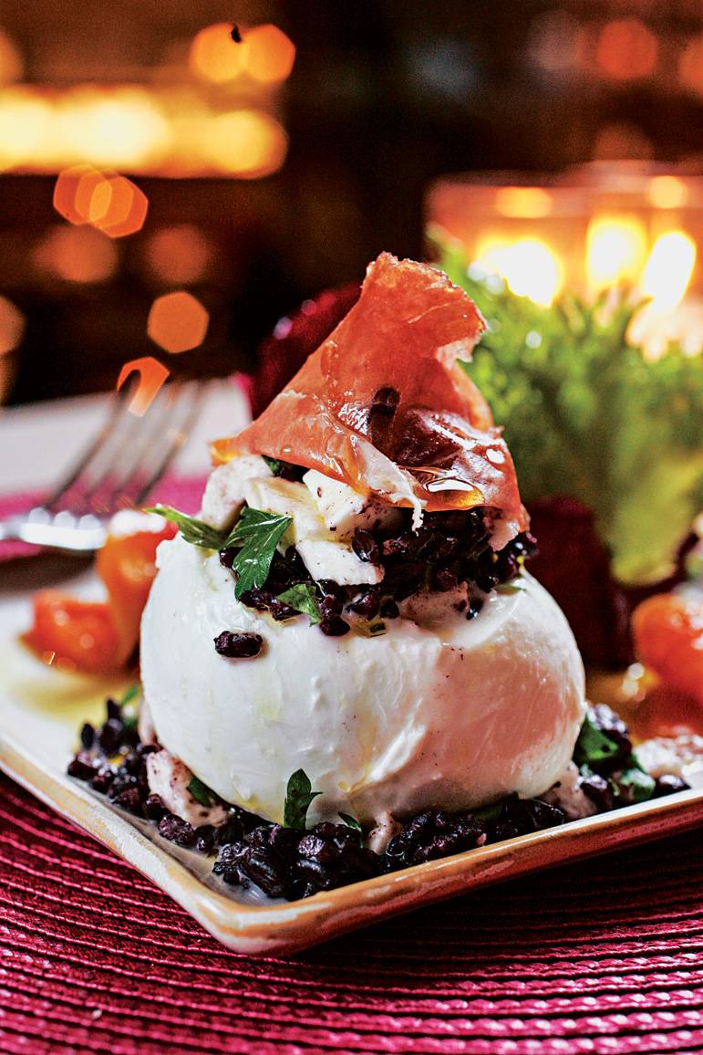 Salada de arroz negro, ricota e parmesão dentro da mussarela com presunto de Parma Salada de arroz negro, ricota e parmesão dentro da mussarela com presunto de Parma