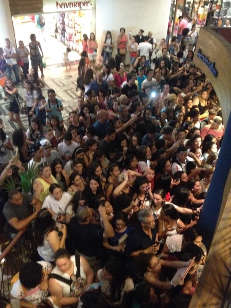 Multidão que não pegou a senha (Foto: Anderson Santiago)