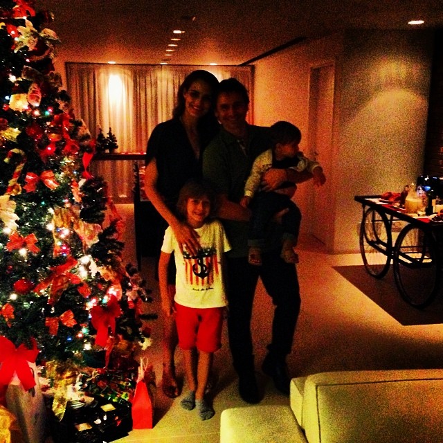 Murilo Rosa e Fernanda Tavares, com os filhos, desejaram Feliz Natal aos fãs 