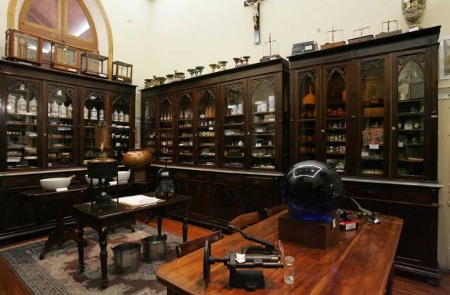 Sala da Farmácia: vidros e remédios do século XIX e outras curiosidades